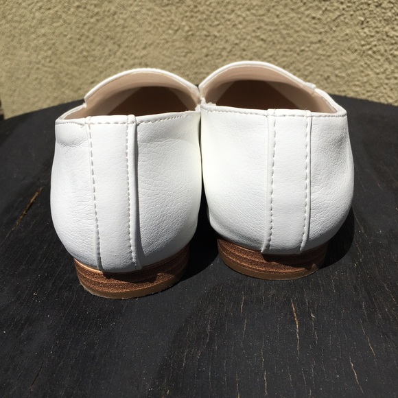🌷🪷 Lovely white loafer flats. Only worn once on carpet for a few hours. - Picture 5 of 10